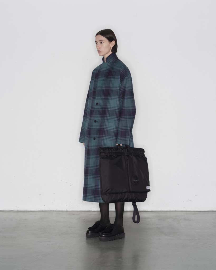 1_LOOK_HELMETBAG_black_4x5